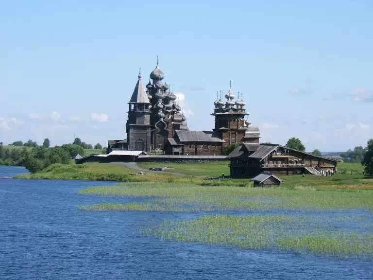 Кижский погост и дом зажиточного крестьянина
