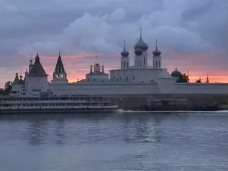 Вид на Макарьев монастырь с Волги