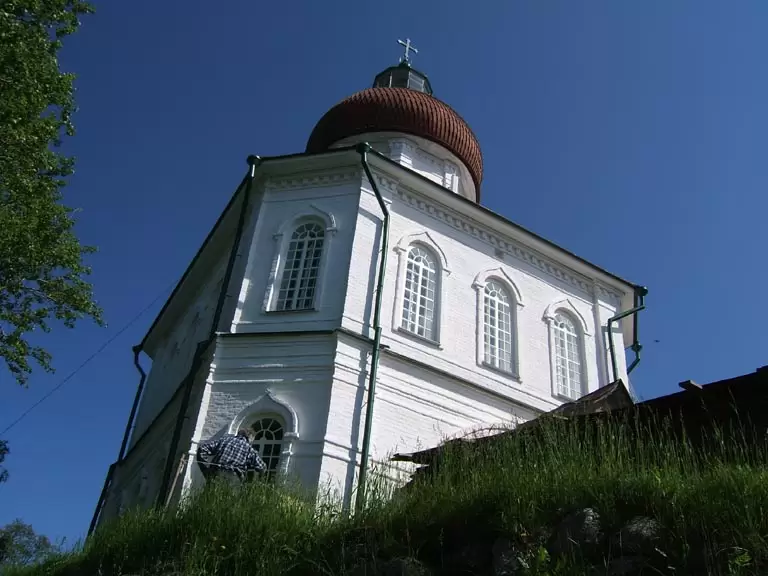 Храм с маяком на Секирной горе