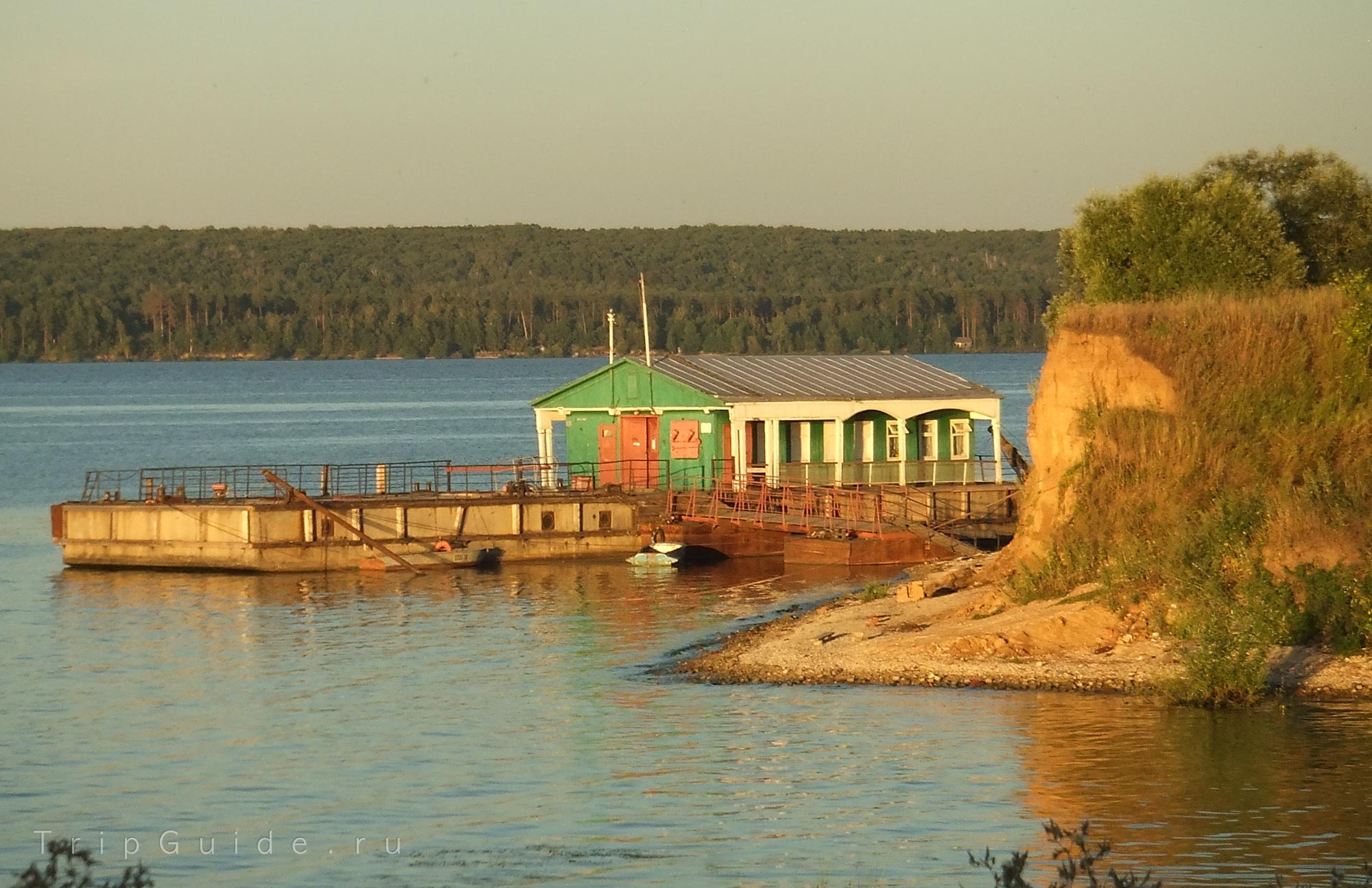 Пристань-дебаркадер во время захода солнца