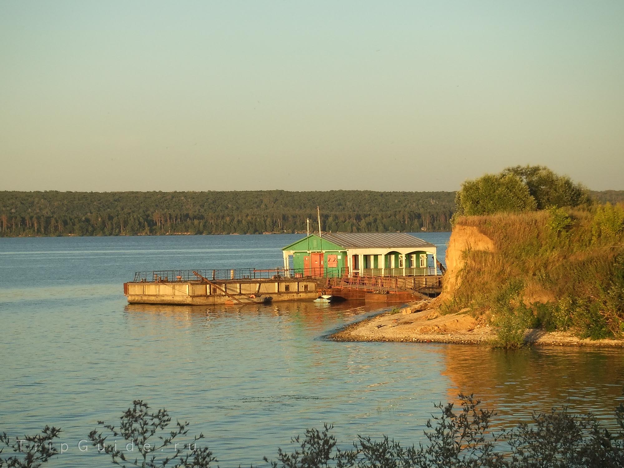 Пристань-дебаркадер во время захода солнца
