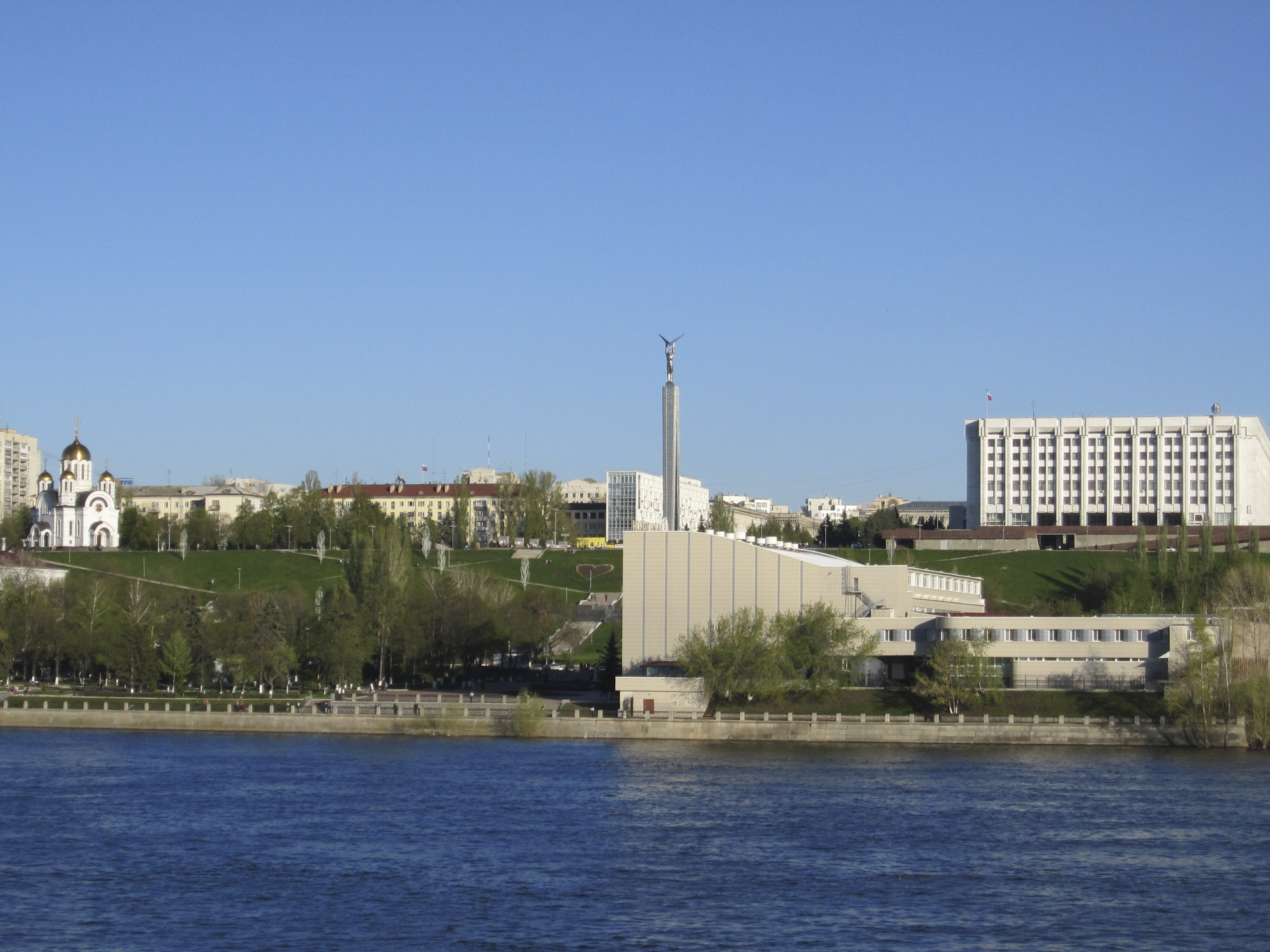 Вид с борта теплохода на стеллу