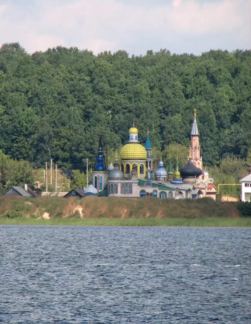 Храм всех религий в поселке Старое Аракчино
