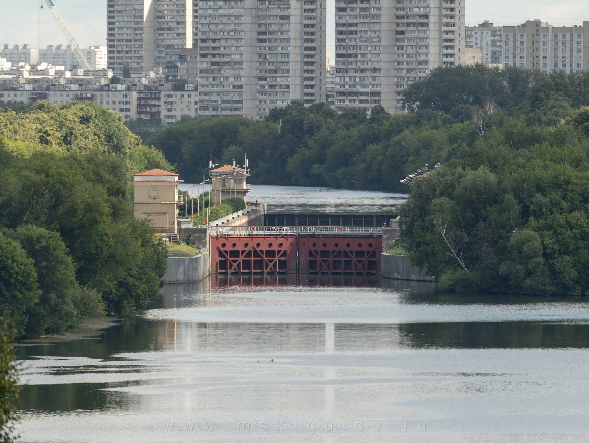 Шлюз № 10 канала им. Москвы, вид из Коломенского