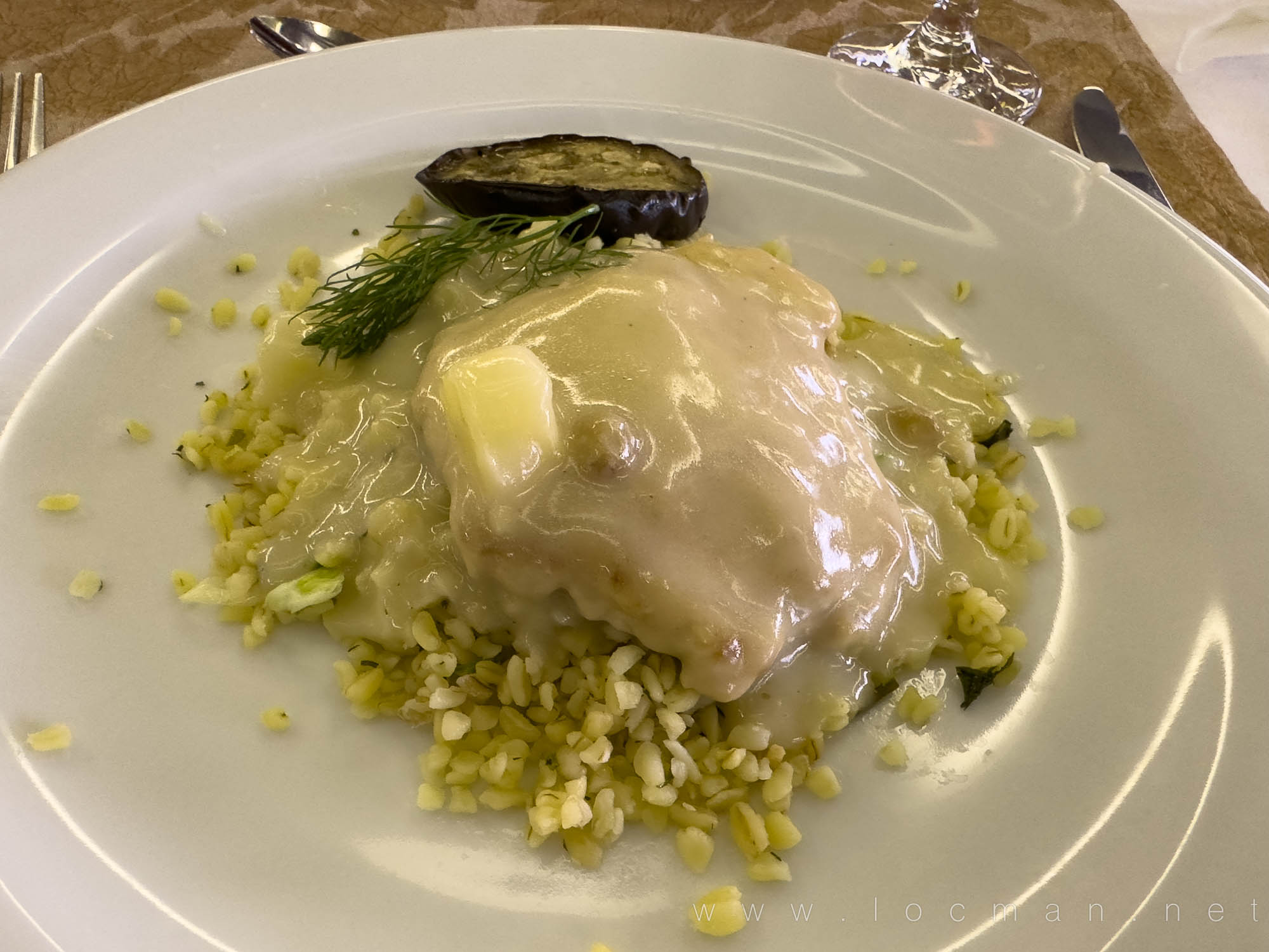 Филе индейки с соусом «Бешамель» с булгуром, пряными травами и печёными баклажанами, ресторан теплохода «Василий Суриков»