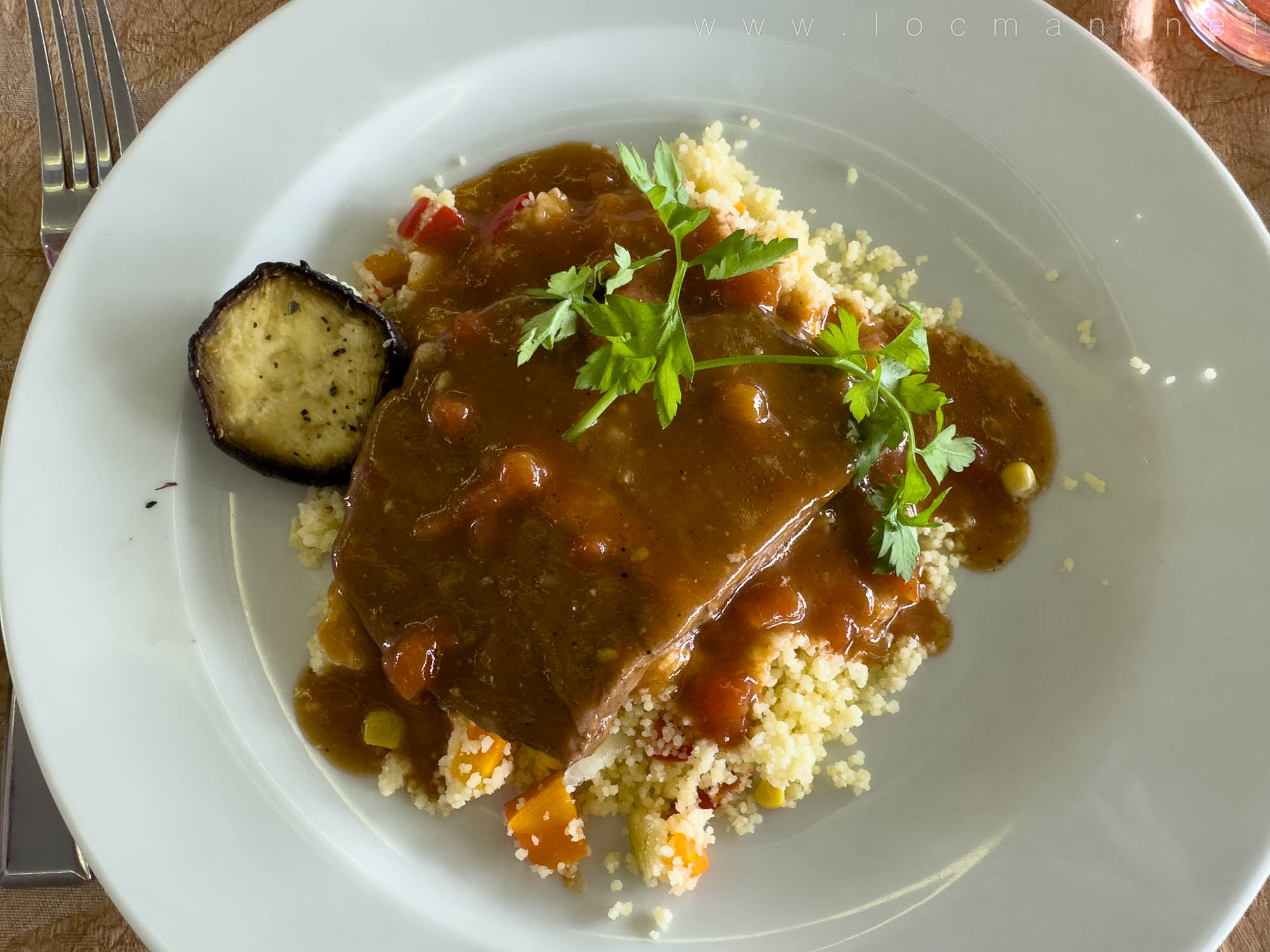Говядина шпигованная, соус «Помодоро», кус-кус с овощами и печёные баклажаны, ресторан теплохода «Василий Суриков»