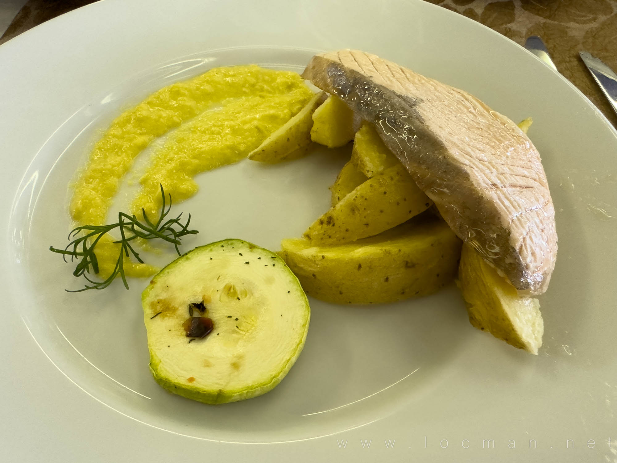 Лосось жареный с картофельными дольками и печёными цукини в ресторане теплохода «Василий Суриков»