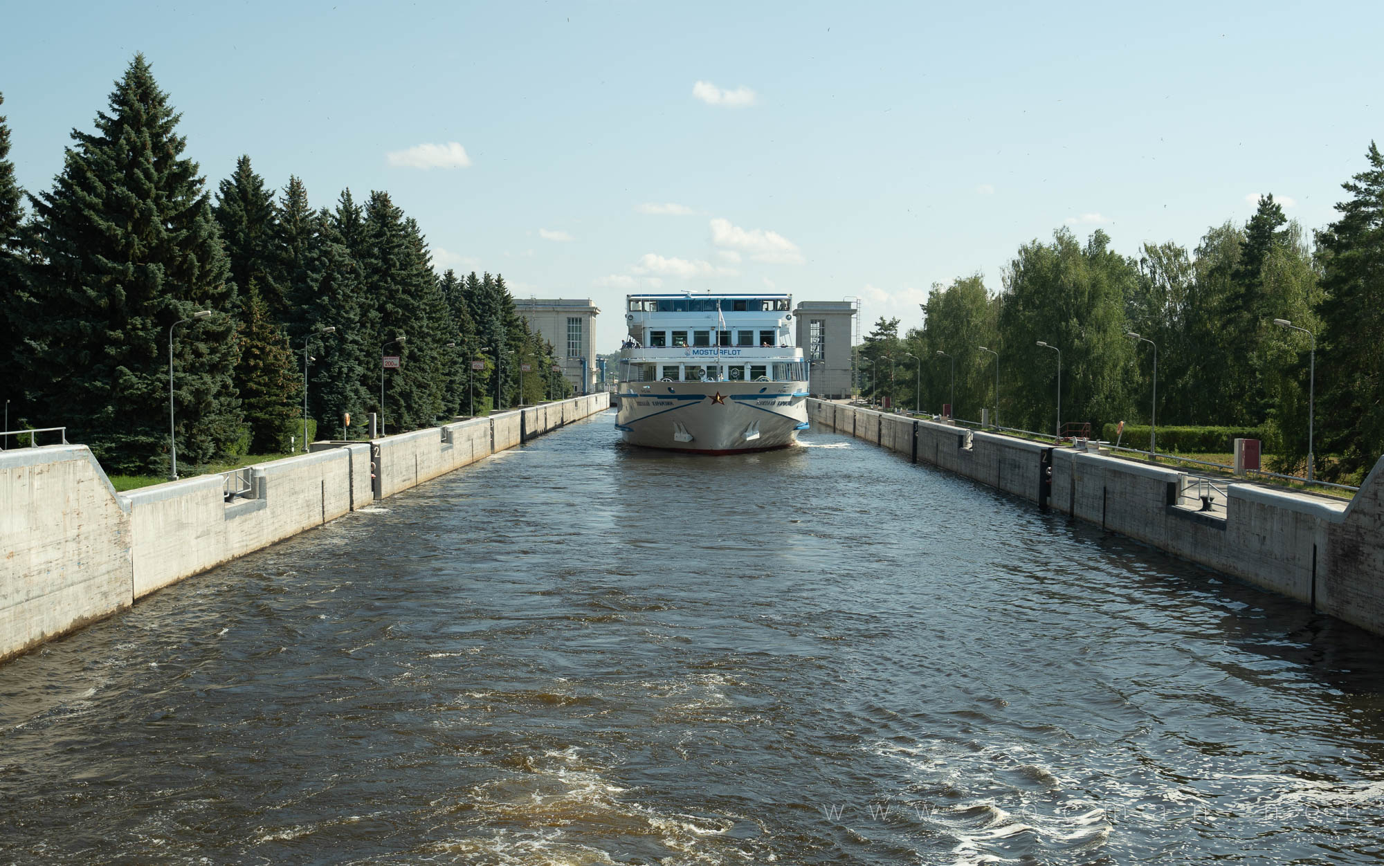 Теплоходы выходят из шлюза