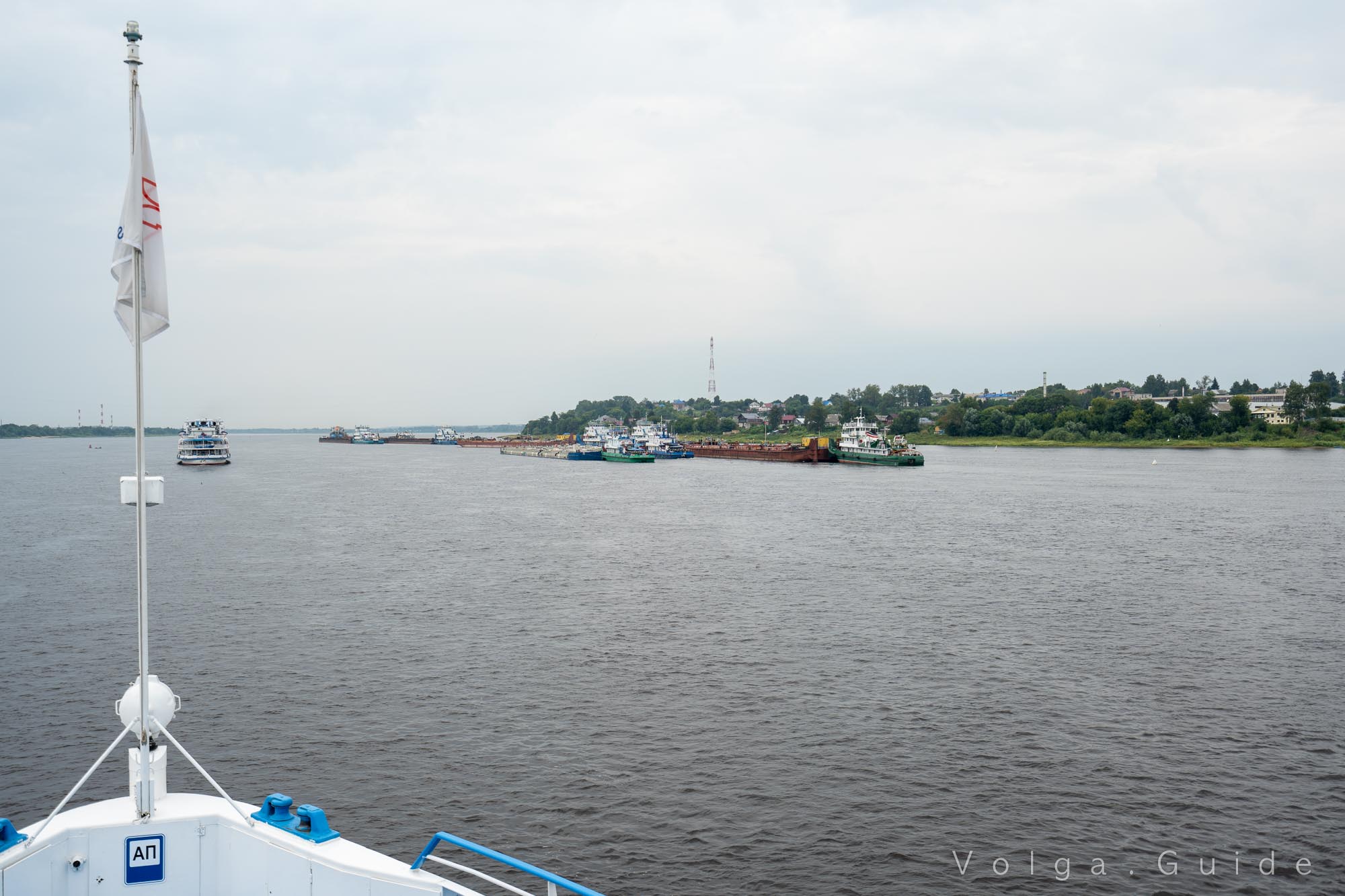 Стоянка сухогрузов на Волге перед Городецкими шлюзами