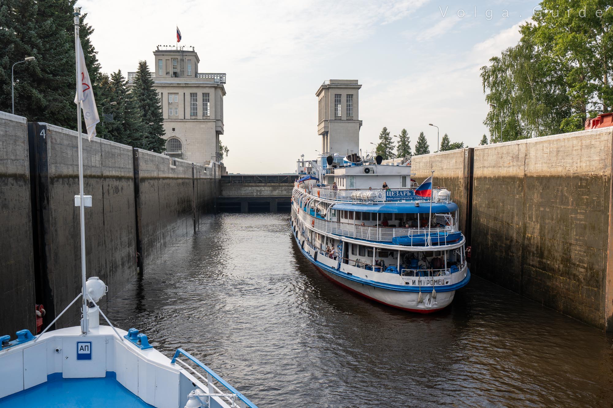 Теплоход «Илья Муромец» в Городецком шлюзе