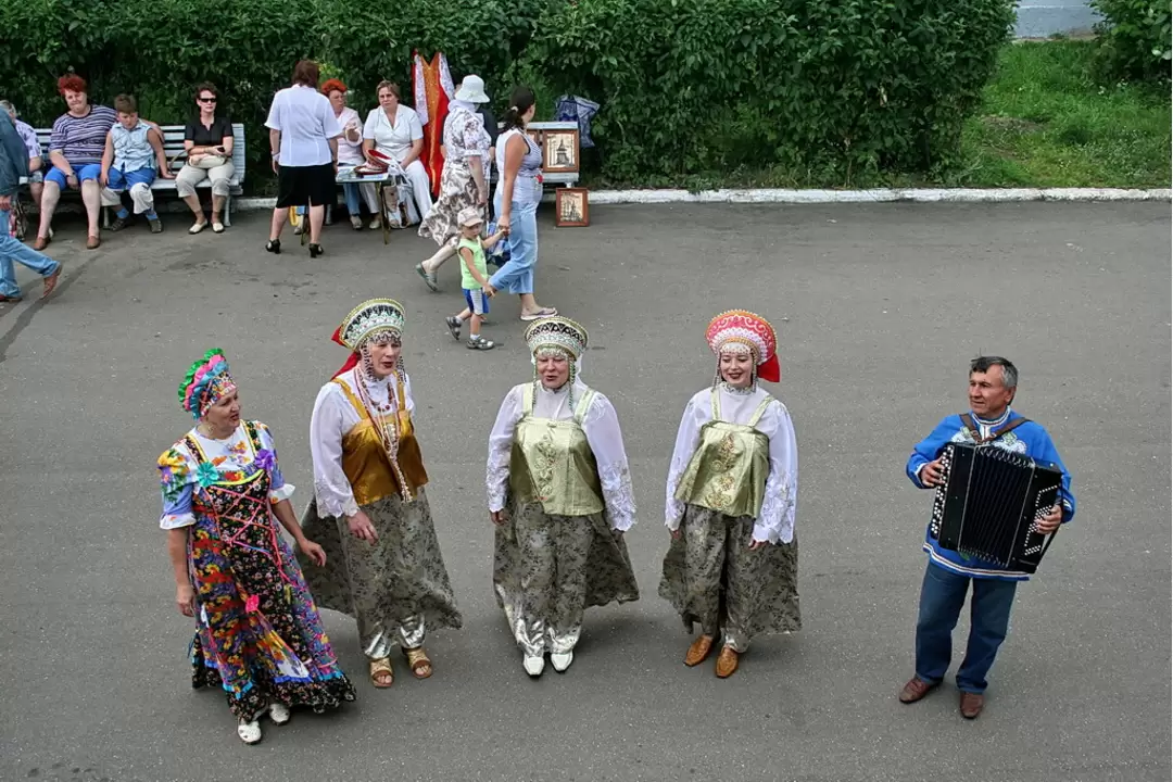 В Кинешме теплоходы встречают песнями и хороводами