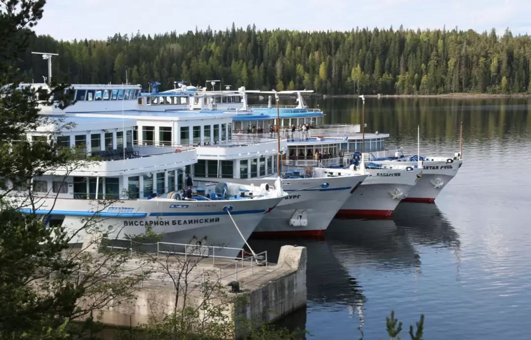 Теплоходы в Большой Никоновской бухте Валаама