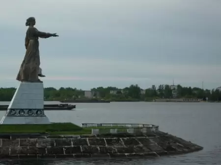 Монумент Волга у Рыбинского гидроузла