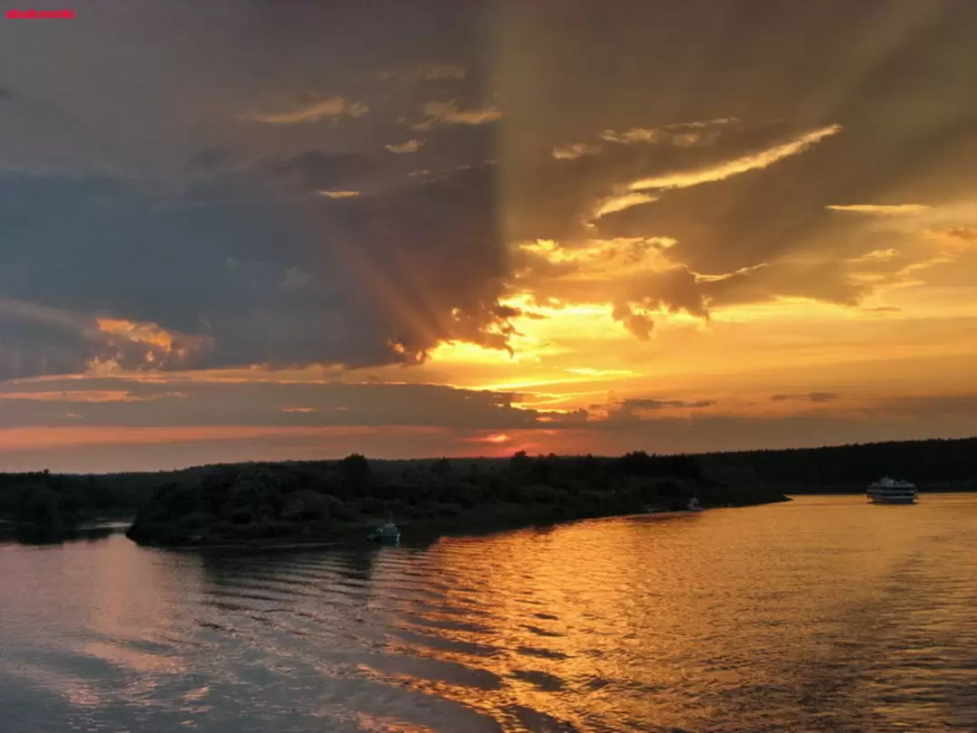 Желтый закат над рекой Окой