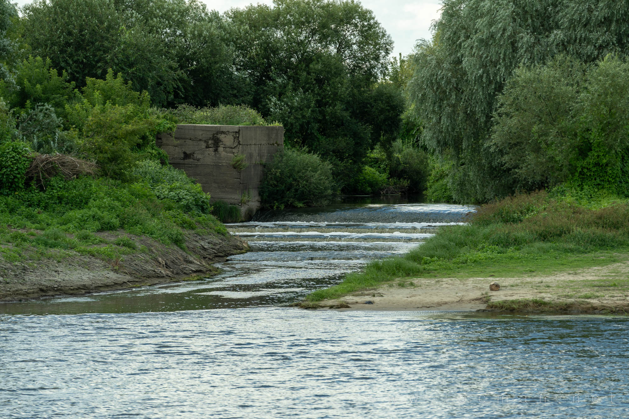 Переливная плотина в устье реки Листвянка