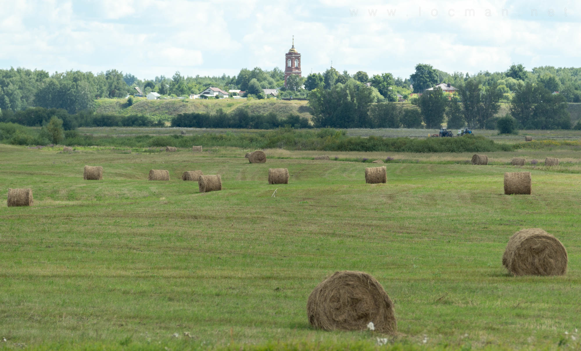 Поле и Успенская церковь в селе Казарь