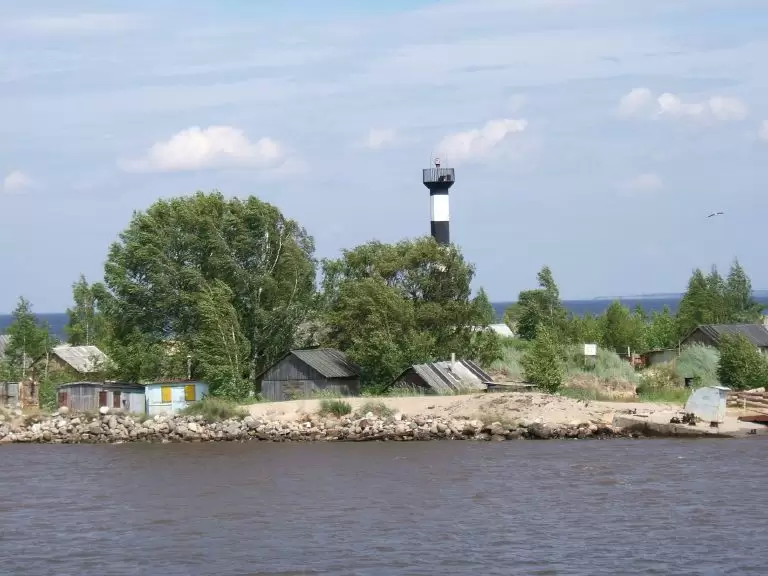 Маяк у входа в Волго-Балтийский канал из Онежского озера