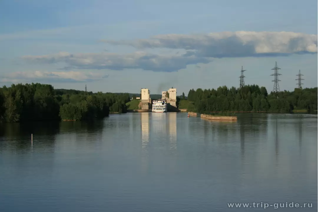 Теплоход «Николай Бауман» заходит в шлюз