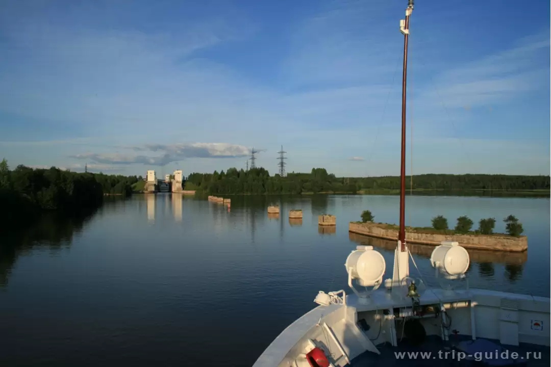 Теплоход подходит к шлюзу №2 Волго-Балтийского канала