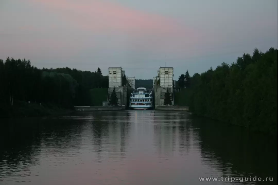 Теплоход «Николай Бауман» в шлюзе