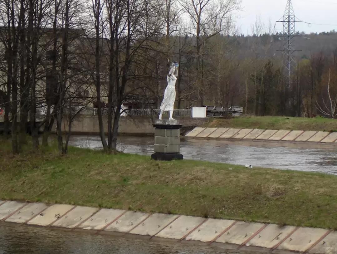 Символическая скульптура морячки у 5-го шлюза КИМ