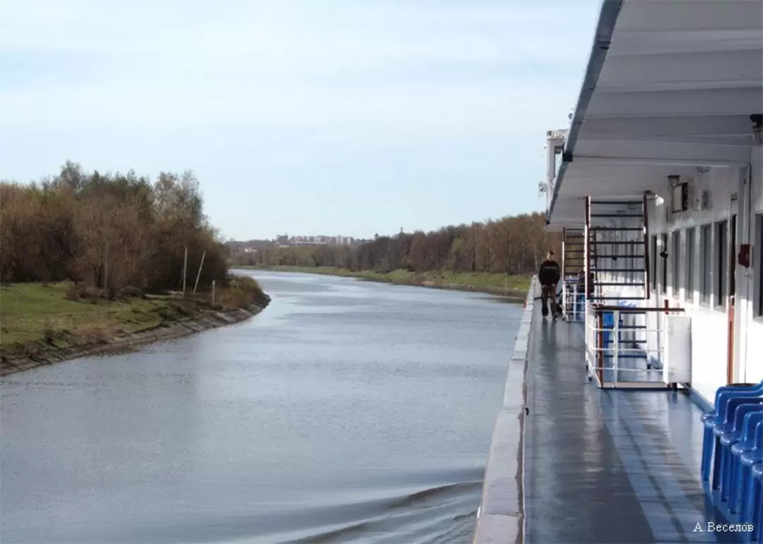 Теплоход на канале имени Москвы