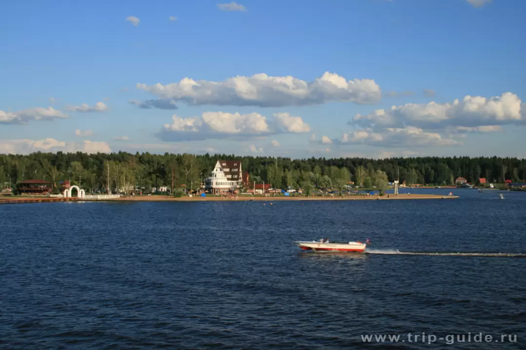 Катер на подводных крыльях на канале им. Москвы