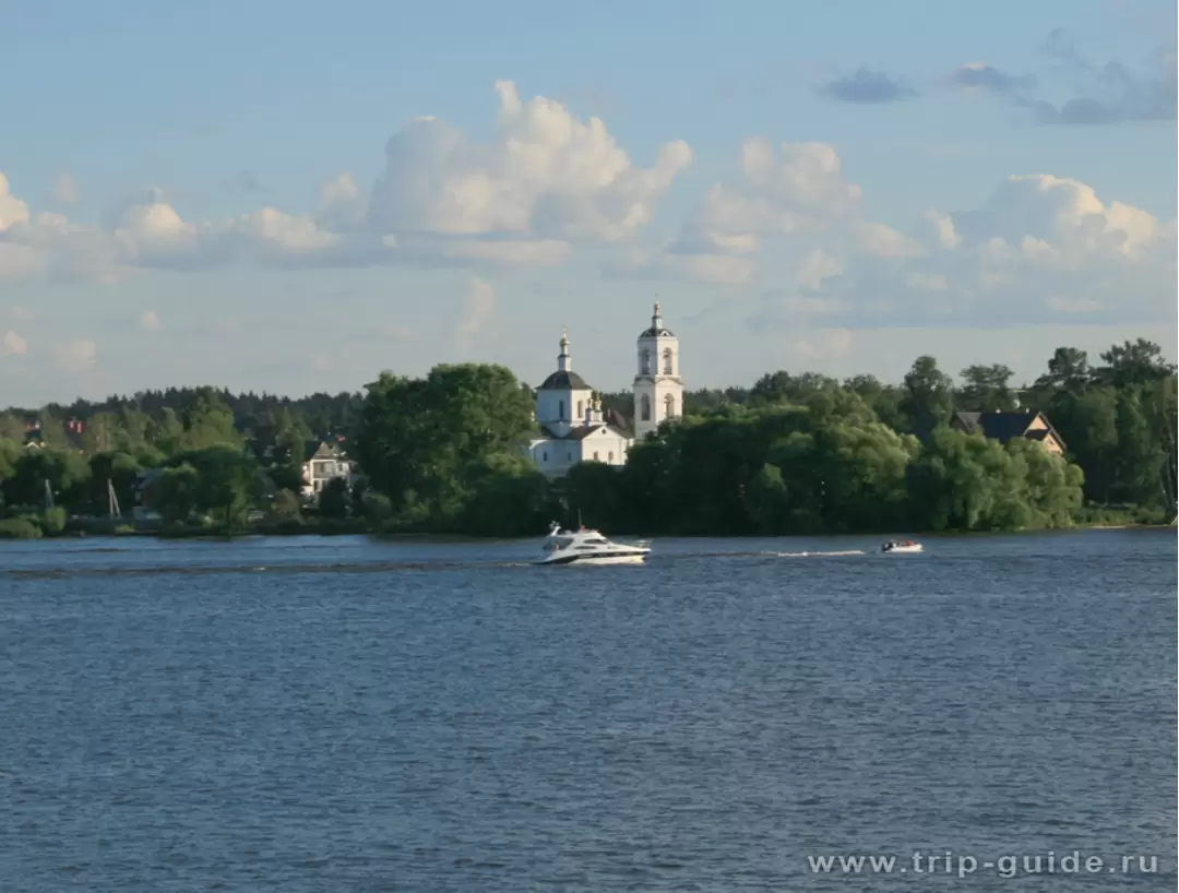 Церковь на берегу канала им. Москвы