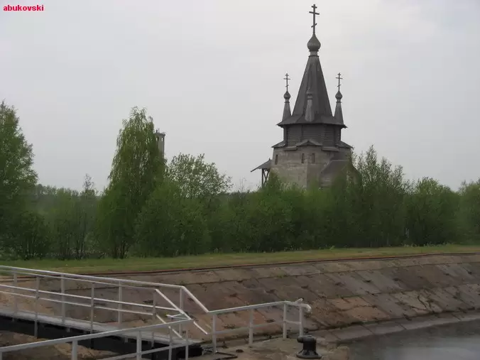 Храм  Святителя Николая на берегу Беломорканала