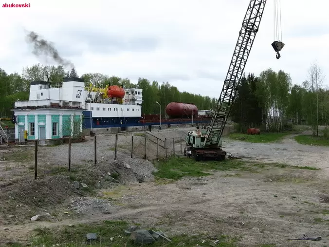 Грузовой теплоход в шлюзе Беломорканала