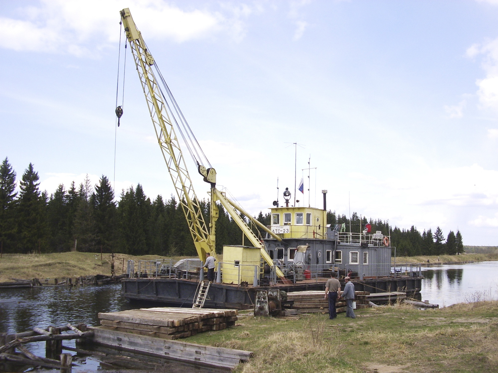 Водолазный кран на заградительной плотине. Топорня,  май 2009