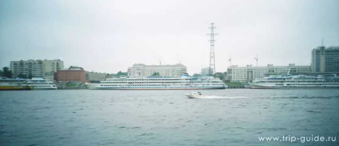 В речном порту Санкт-Петербурга
