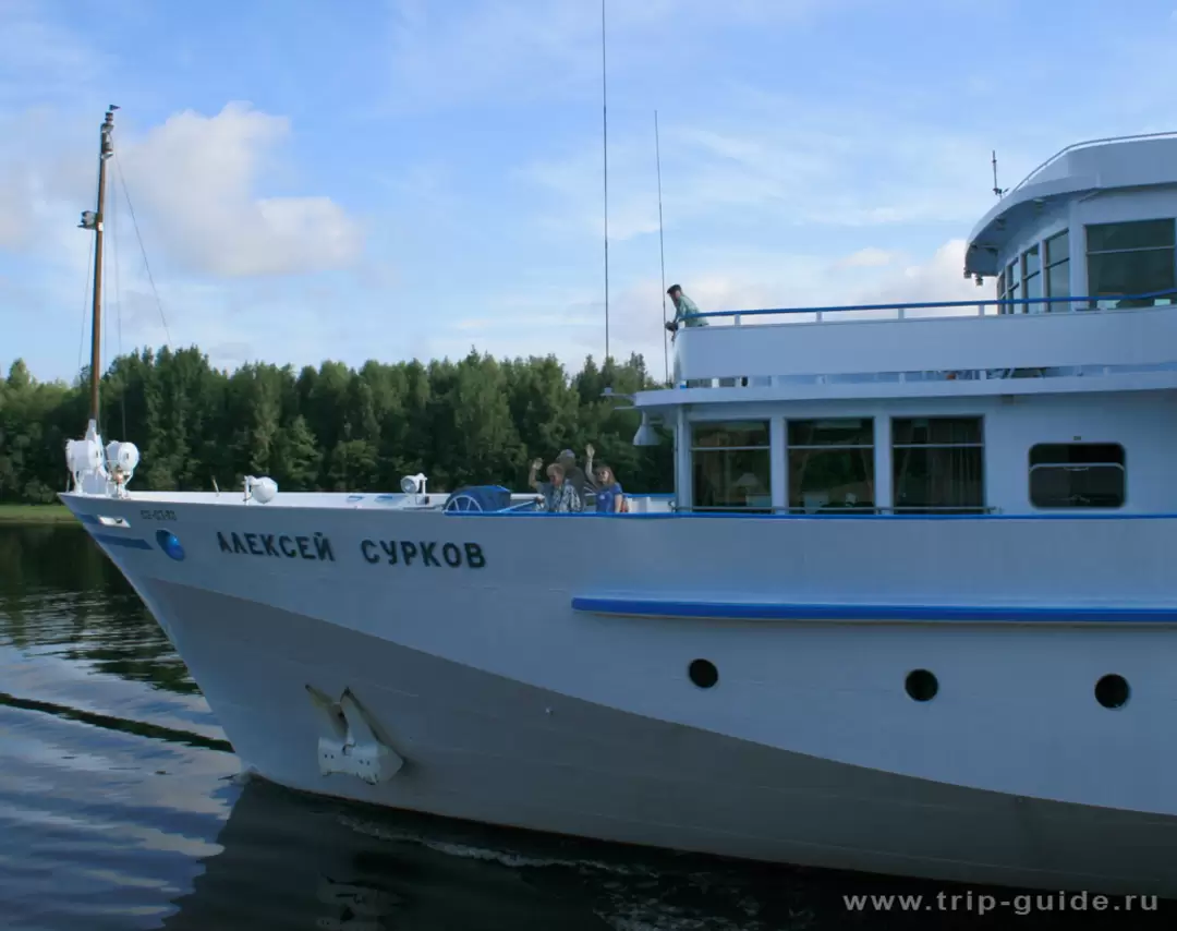 Теплоход «Алексей Сурков» на Свири