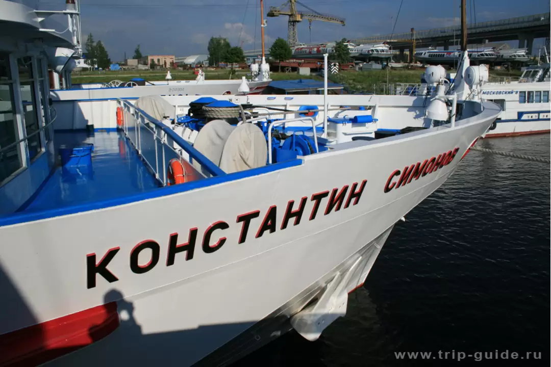 Нос теплохода «Константин Симонов»