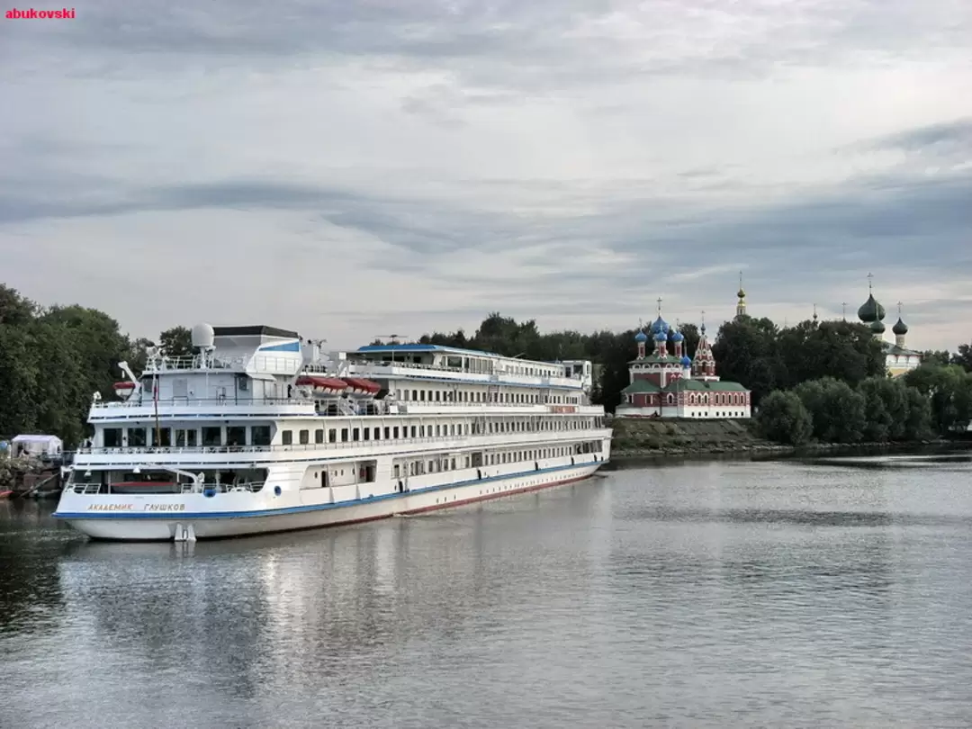 Теплоход «Академик Глушков»