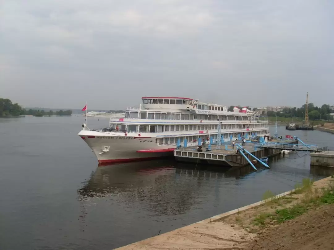 Теплоход «Максим Горький» в Угличе