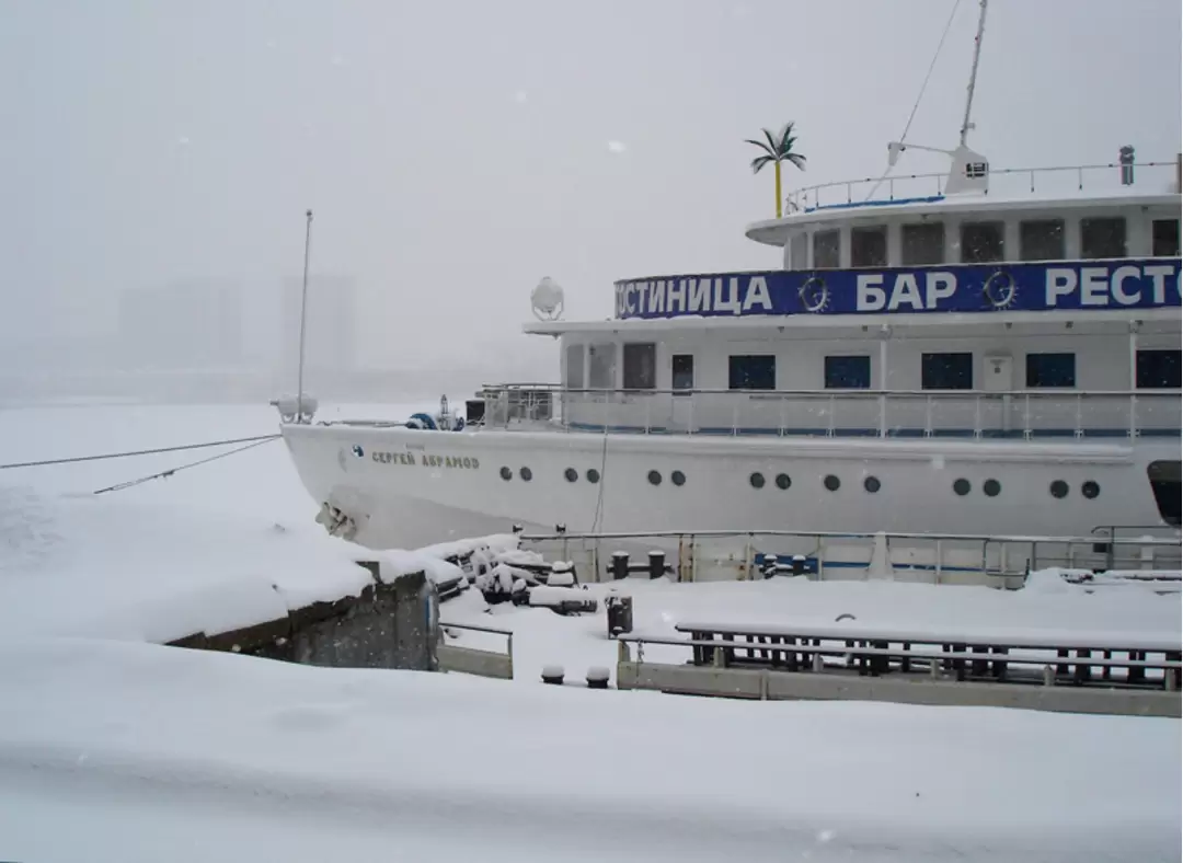 Теплоход «С. Абрамов» зимой