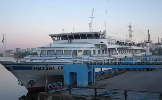 Теплоход «Михаил Светлов» в речном потру Якутска