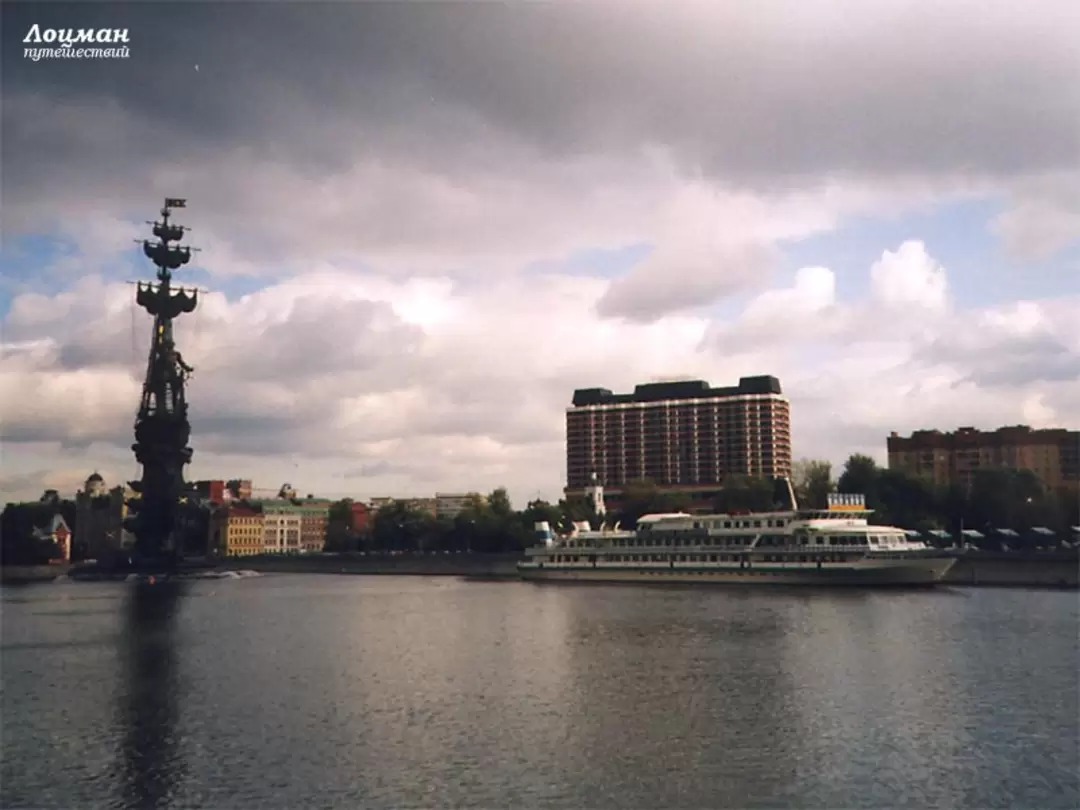 Теплоход «Валерий Брюсов» в Москве, памятник Петру I