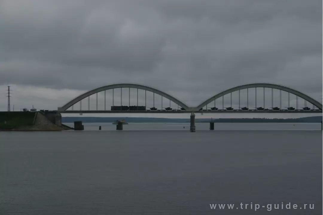 По мосту через Волгу перевозят танки
