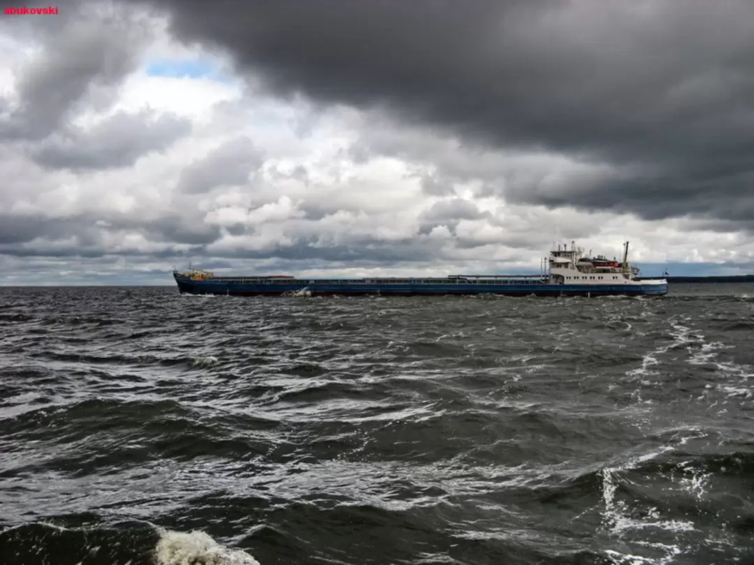 Сухогруз на Рыбинском водохранилище
