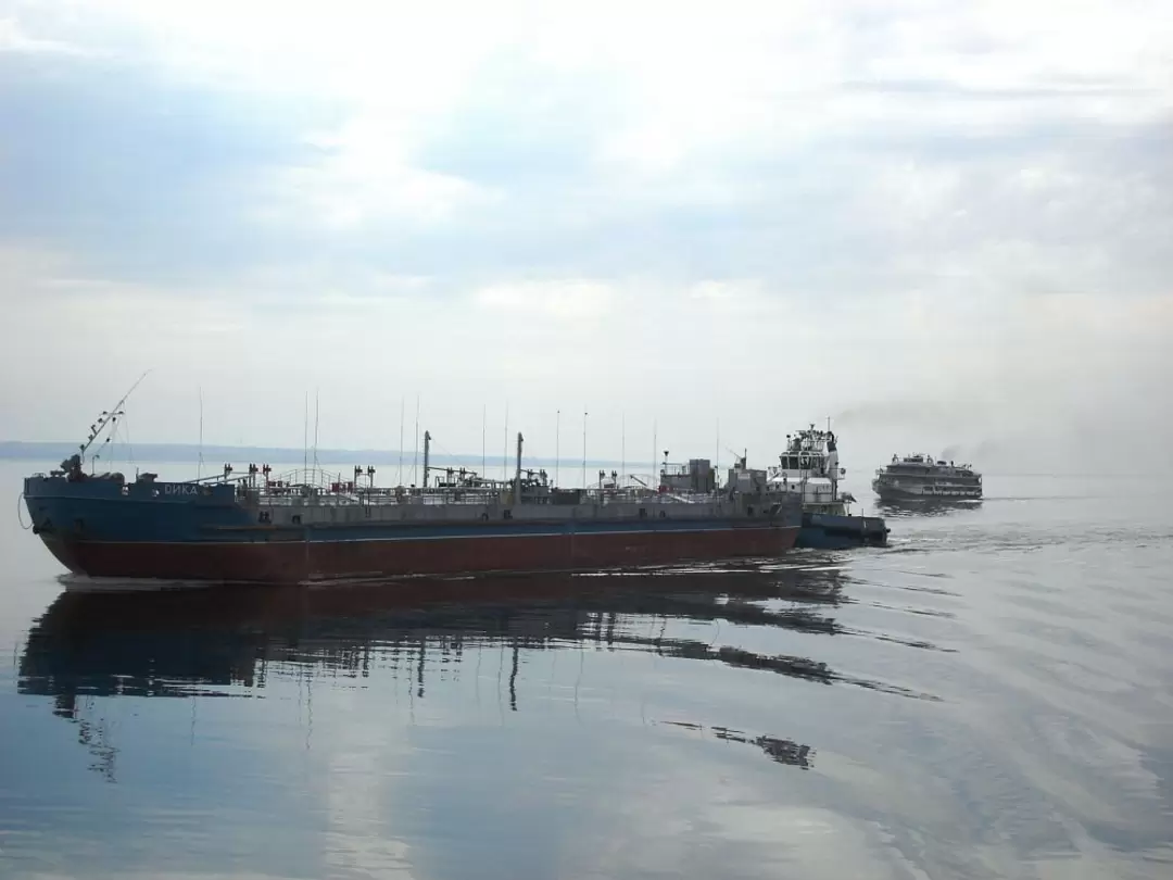 Утро, грузовое судно
