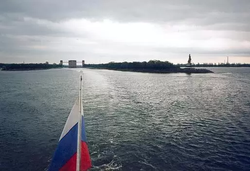 Рыбинский шлюз на Волге