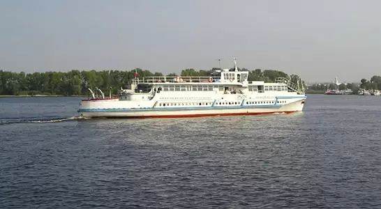 Теплоход «Ом» на Волге