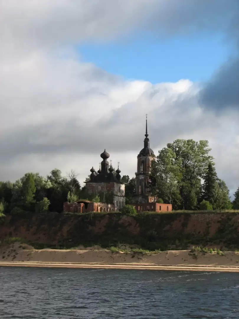 Неизвестная церковь в районе Мышкина