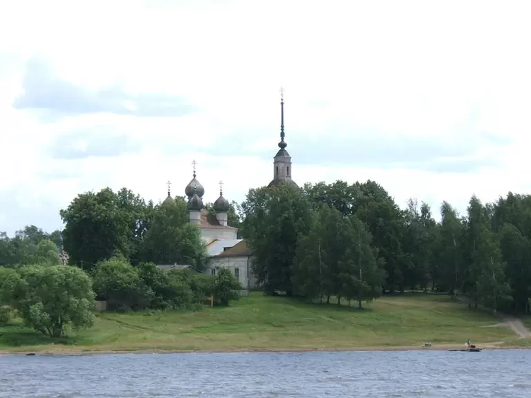 Церковь и луг на берегу Волги