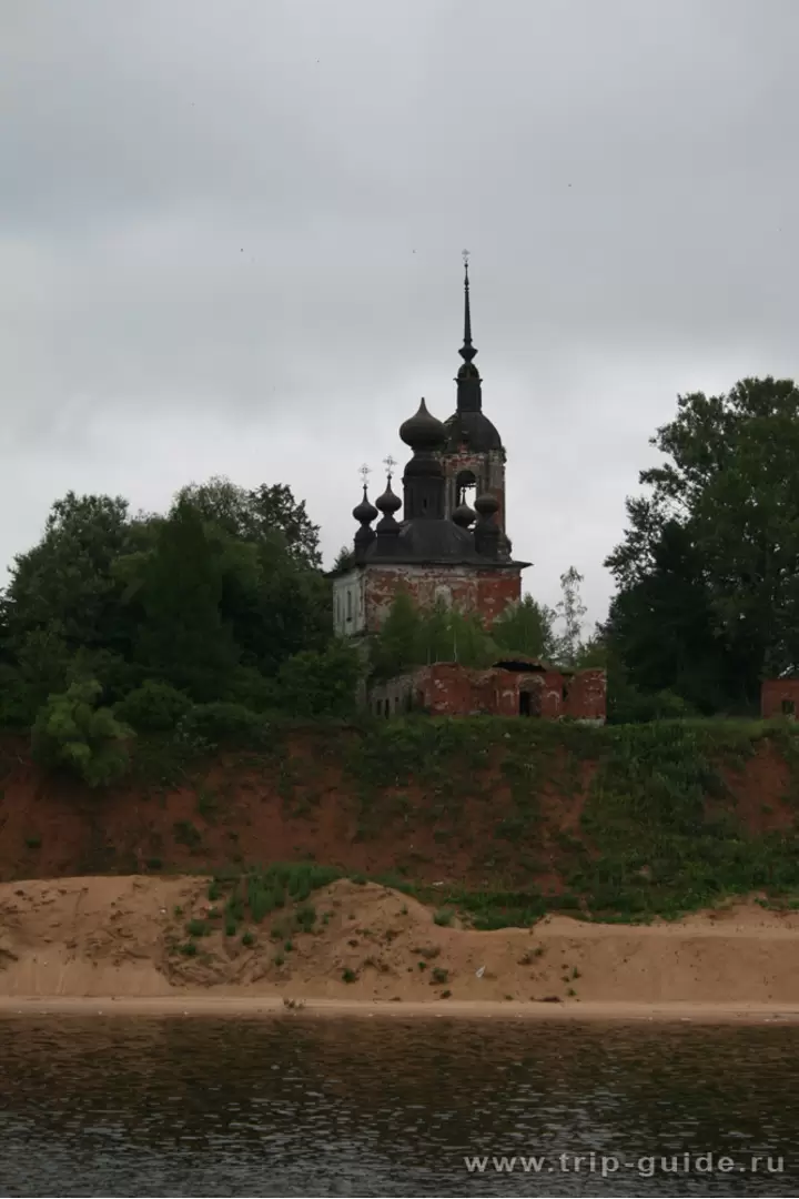 Церковь в Ярославской области на берегу Волги