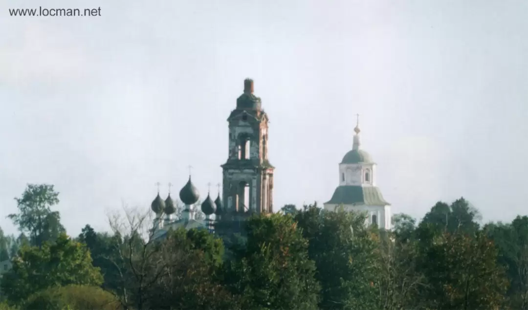 Вид с теплохода на церкви в Балахне 