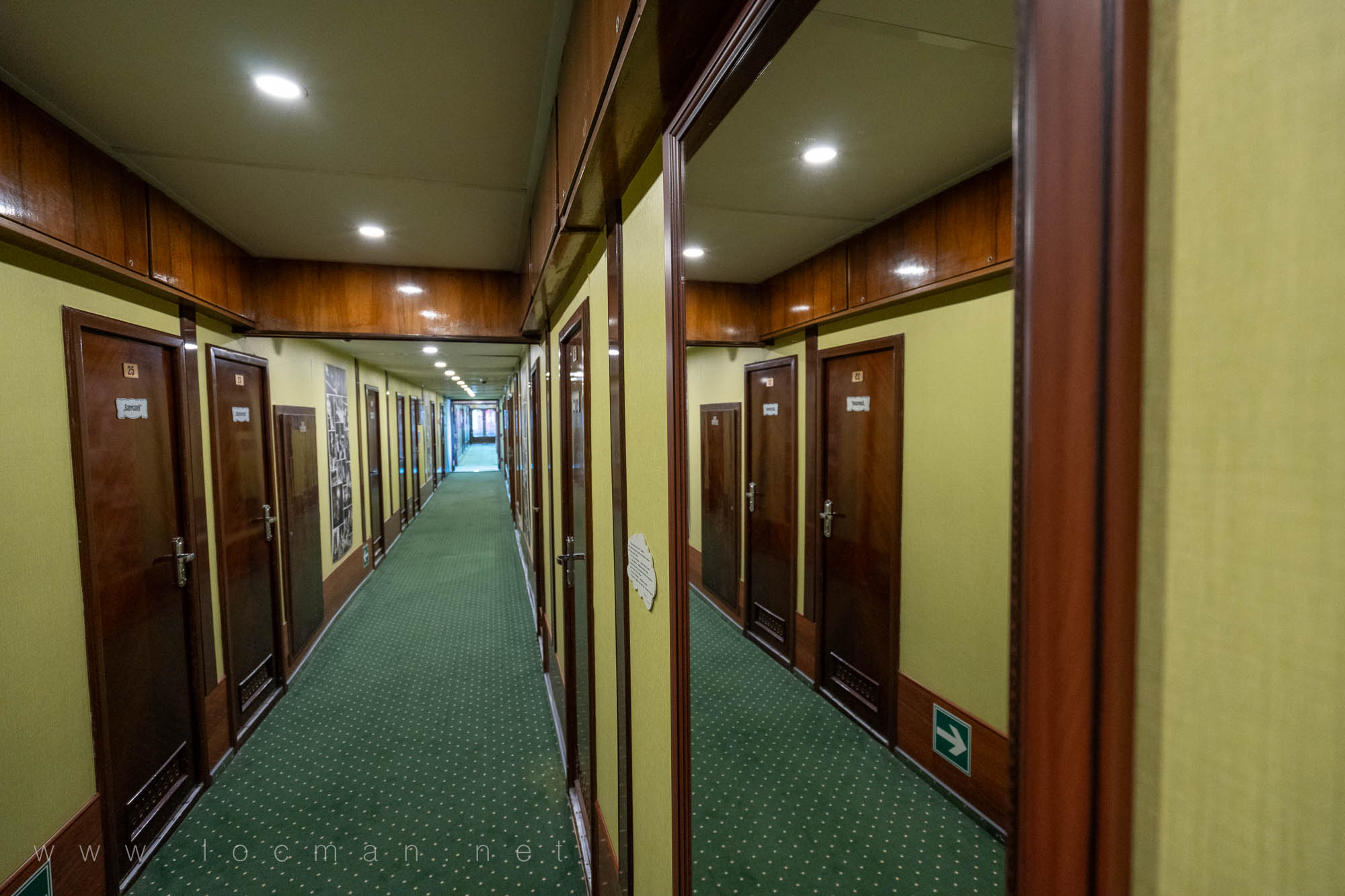 Интерьер теплохода, коридор на Средней палубе