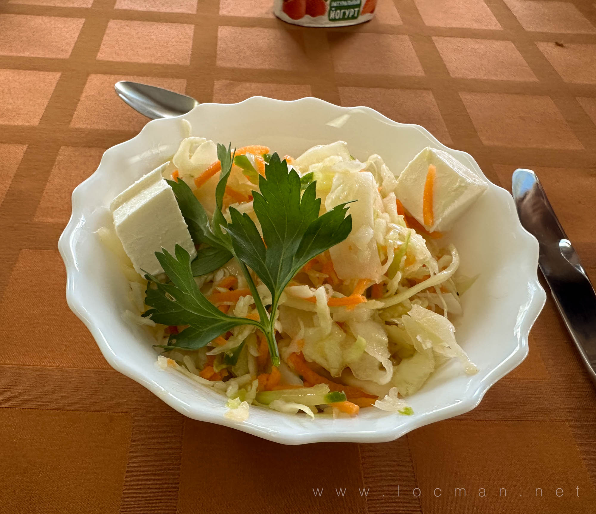 Салат из брынзы с капустой и огурцами, обед на теплоходе «Сергей Образцов»